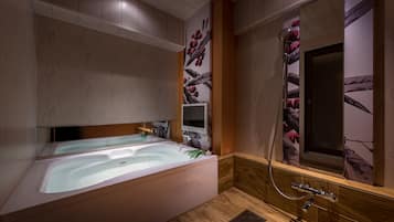 Un bagno moderno con una vasca da bagno ampia, una doccia e uno specchio.
