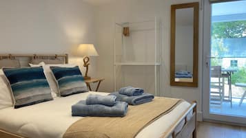 2 bedrooms, travel crib, free WiFi, bed sheets