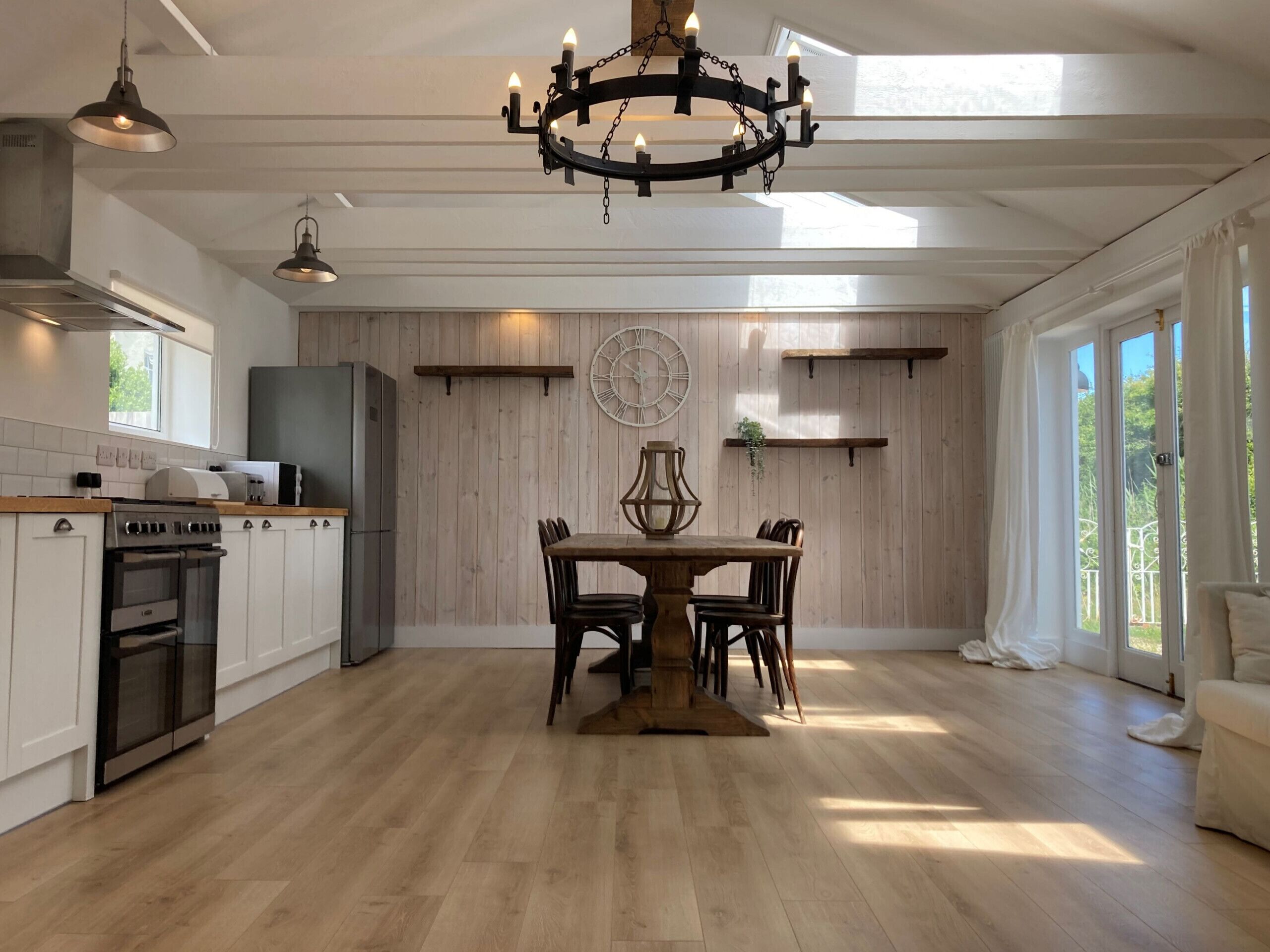 Kjøleskap, mikrobølgeovn, ovn og vannkoker