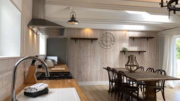 Kjøleskap, mikrobølgeovn, ovn og vannkoker