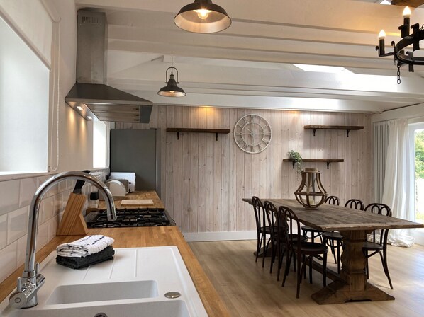 Fridge, microwave, oven, electric kettle - The Gate (Freshwater)