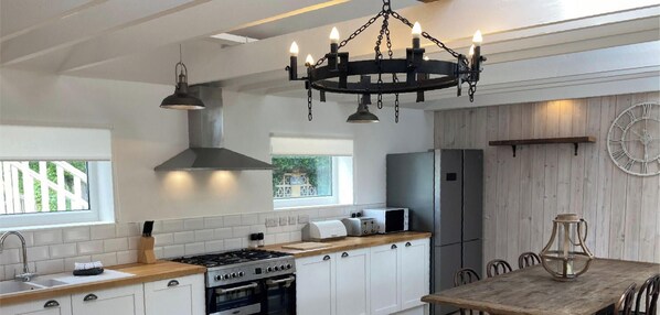 Een koelkast, een magnetron, een oven, een waterkoker