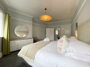 2 habitaciones, tabla de planchar con plancha, wifi y ropa de cama 