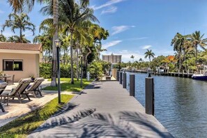 Outdoor dining - Waterfront Vacation Villa (Fort Lauderdale)