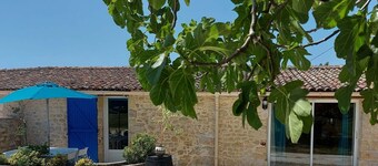 Quiet gîte on 2 ha property with pond, 10 mins from the ocean
