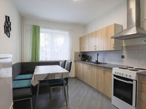 ثلاجة، ميكروويف، فرن، محمصة خبز