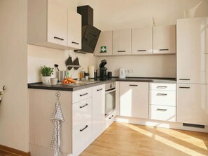 Frigorifero, microonde, forno, piano cottura