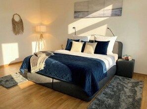1 habitación, escritorio, tabla de planchar con plancha y cuna de viaje 
