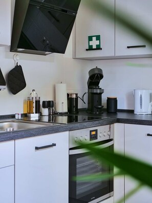 Kühlschrank, Mikrowelle, Ofen, Herdplatte