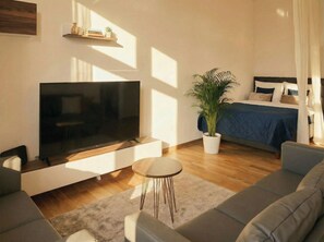 1 camera, una scrivania, ferro/asse da stiro, culla da viaggio