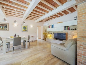 Fernseher, Tischtennisplatte