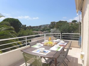 Outdoor dining - Les Mas de la Mer by Interhome (Saint Aygulf)
