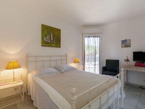 2 bedrooms, iron/ironing board, Internet - Les Mas de la Mer by Interhome (Saint Aygulf)