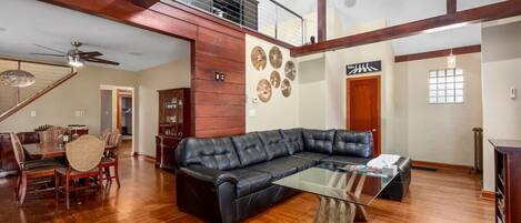 Een televisie, een open haard, een tafeltennistafel en een stereo