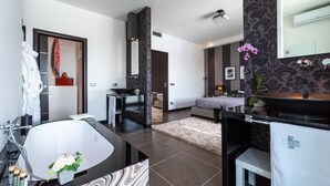 A modern bathroom with a large bathtub, a separate sink, and a vanity. - Villa Atmosfere 8 in Frassi (Arce)