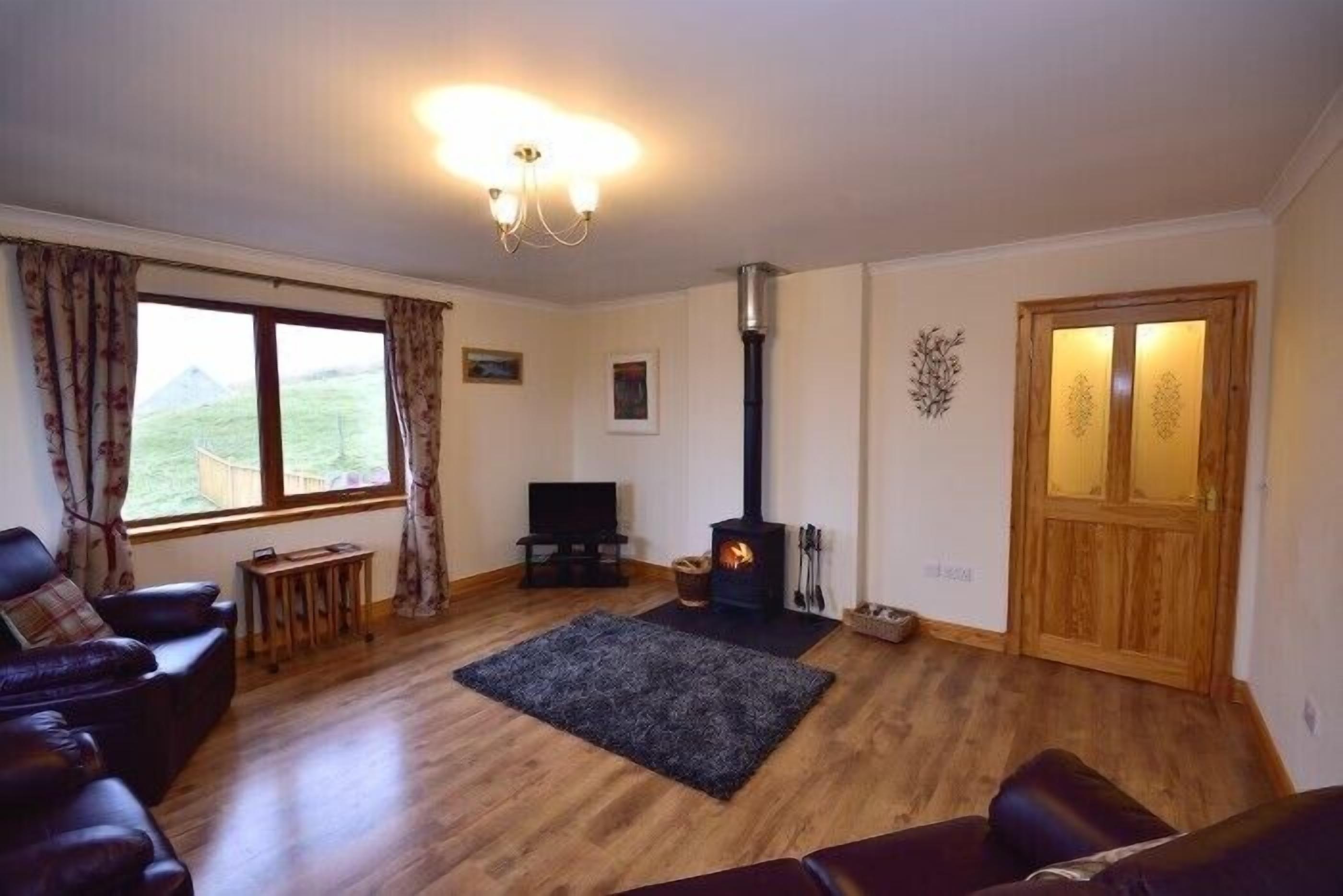 Taigh An Uillt, Pet Friendly, With Open Fire In Timsgearraidh - Lewis