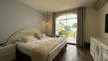 Comfort Room | In-room safe, bed sheets