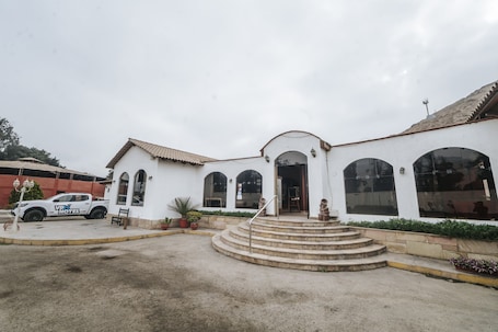 Fachada de la propiedad. VPX Hoteles Cieneguilla