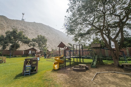 Área de juegos infantiles al aire libre. VPX Hoteles Cieneguilla