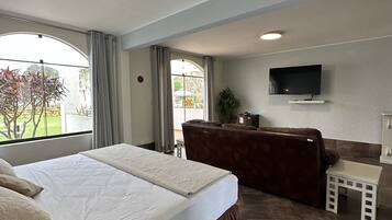 Deluxe Room | Peti besi dalam bilik, cadar katil