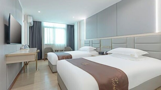 A hotel room with two beds, a desk, a chair, and a TV. - Q+ Shicheng Zuguoshun Hotel (Shicheng County Bus Station) (Shicheng)