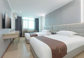 A hotel room with two beds, a desk, a chair, and a TV. - Q+ Shicheng Zuguoshun Hotel (Shicheng County Bus Station) (Shicheng)