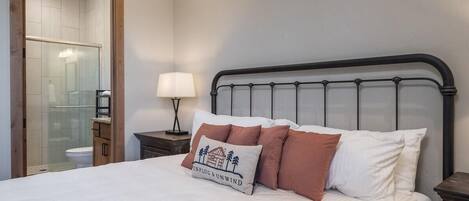 2 bedrooms, desk, Internet, bed sheets