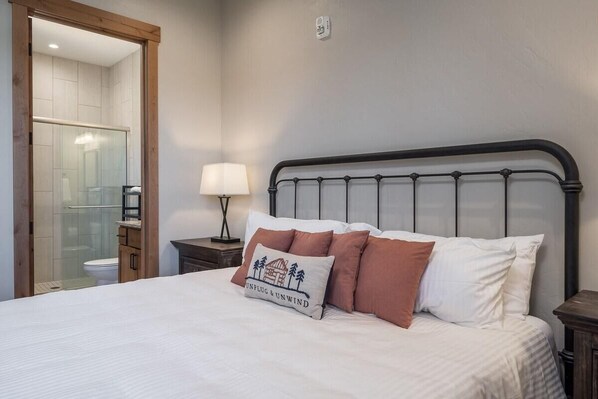 2 bedrooms, desk, Internet, bed sheets