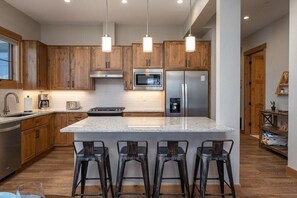 Réfrigérateur, four à micro-ondes, un four, surface de cuisson