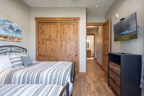2 habitaciones, escritorio, internet y ropa de cama