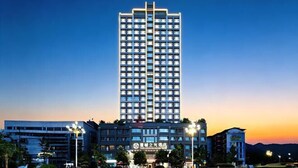 A high-rise hotel with multiple floors, a prominent entrance, and a clear view of the surrounding area. - Chongqing Tongcheng Zhiguang Hotel (Tongnan Branch) (Chongqing)