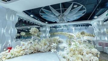 زفاف داخل الفندق