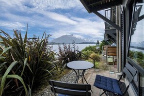 Outdoor dining - Misty Lakes - Lakefront Apartment (Queenstown)