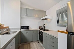 Køleskab, mikrobølgeovn, ovn, kogeplade