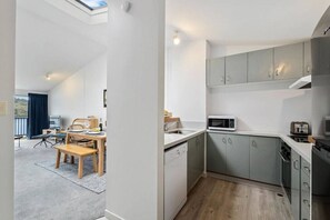 Køleskab, mikrobølgeovn, ovn, kogeplade