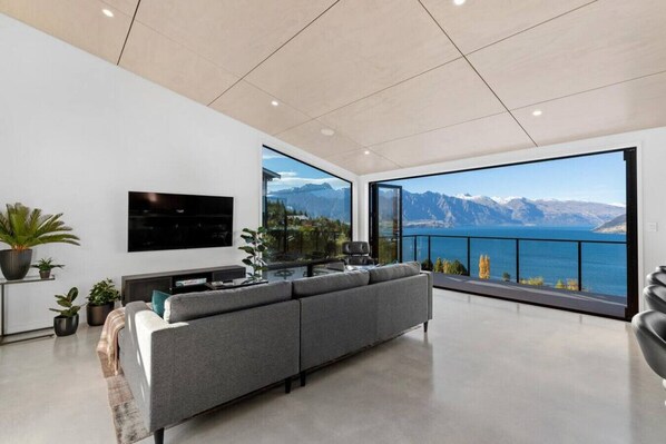 Una Smart TV, una chimenea