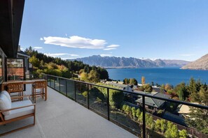 Terrace/patio - Lake & Mountain View 2 Bedroom House (Queenstown)