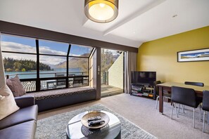 Fernseher, Bücher, Videothek