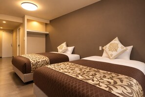 A hotel room with two beds, a door, and a wall-mounted air conditioning unit. - Mr.KINJO Miyakojima Aparagi Resort 1 (Miyakojima)