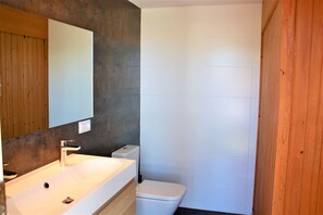 Bathtub, hair dryer, bidet, towels