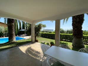 Outdoor dining - Private pool & palm garden. Villa Colombara with lake view (Lazise)