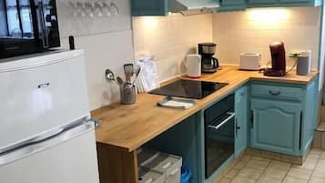 Een koelkast, een microgolfoven, een oven, een vaatwasser
