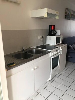 Fridge, microwave, stovetop, coffee/tea maker