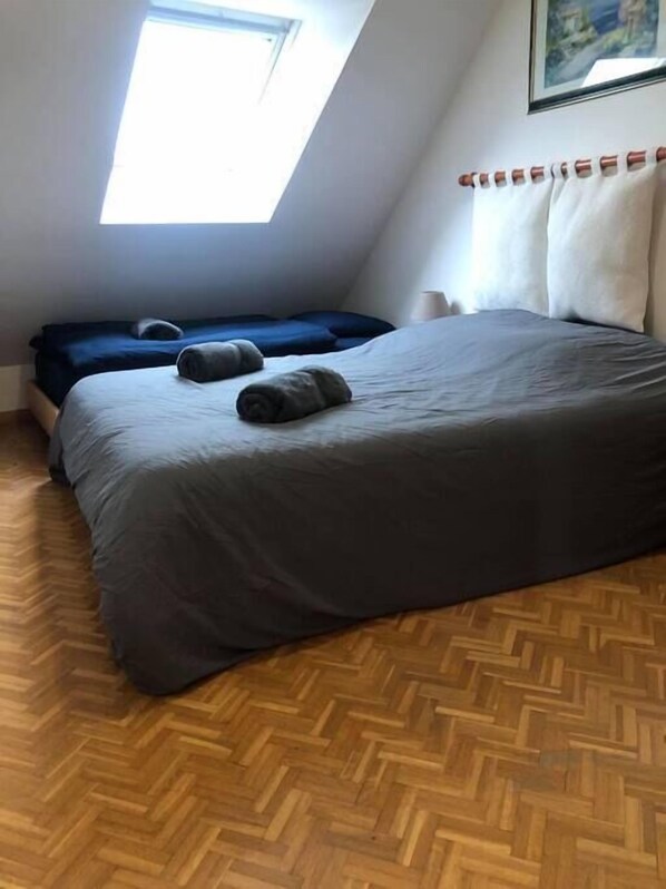 2 bedrooms, iron/ironing board, bed sheets