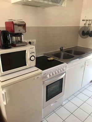 Fridge, microwave, stovetop, coffee/tea maker