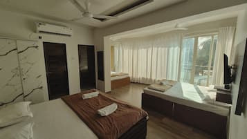 Family Room | Hypo-allergenic bedding, free WiFi, bed sheets