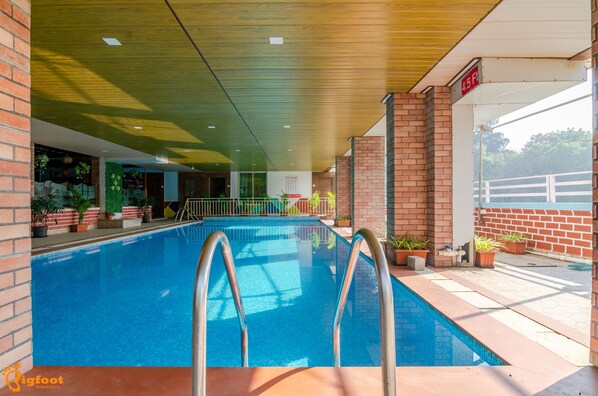 Indoor pool - White House Beach Resort (Alibag)