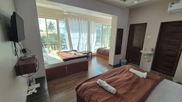 Hypo-allergenic bedding, free WiFi, bed sheets