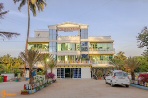 Accessible parking - White House Beach Resort (Alibag)
