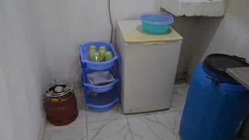 Rumah Ekonomi | Dapur pribadi | Lemari es, microwave, dan peralatan masak/sendok-piring